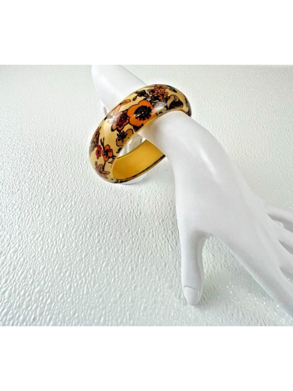 Vintage Boho Chic Classic Retro Floral Patterned Lucite Bangle Bracelet